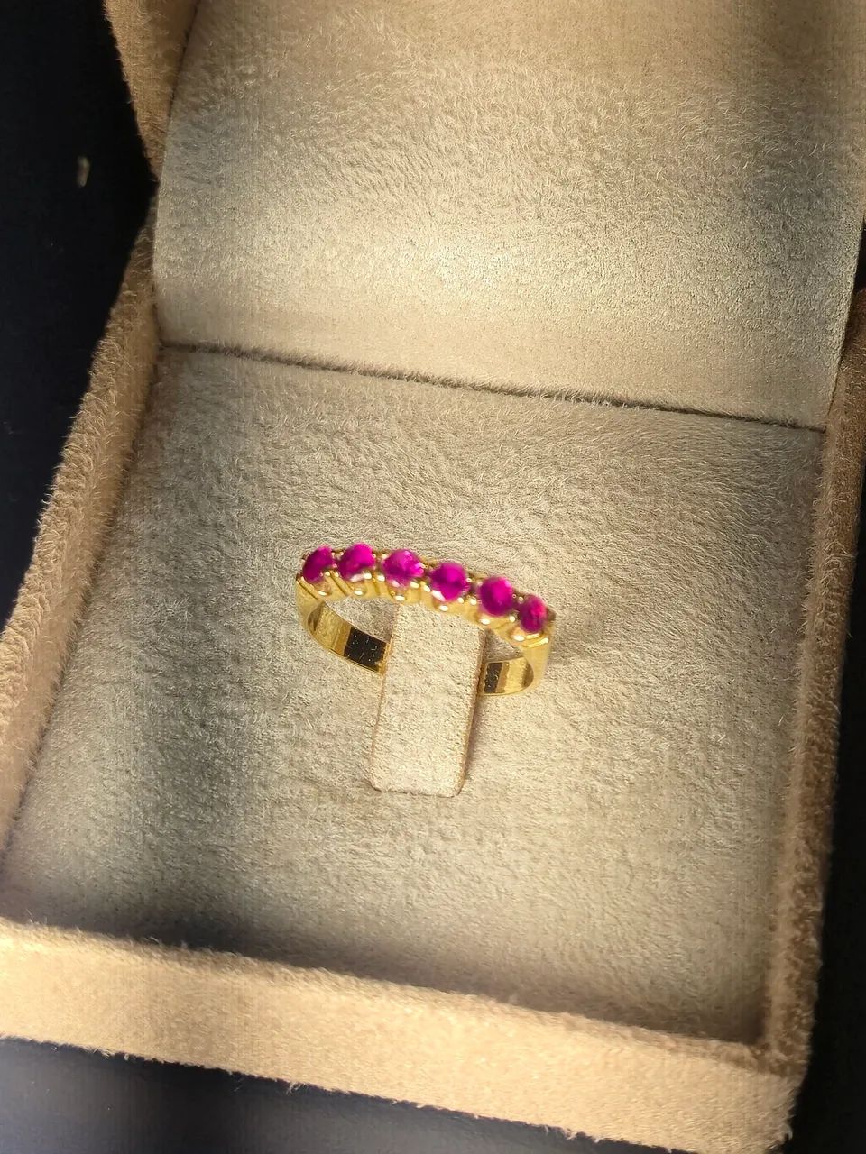 Meia Aliança ouro 18k e Rubis