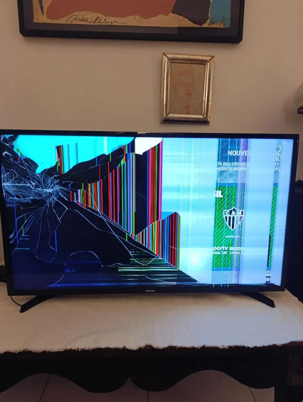 Vendo SmartTV Samsung 40' com tela danificada