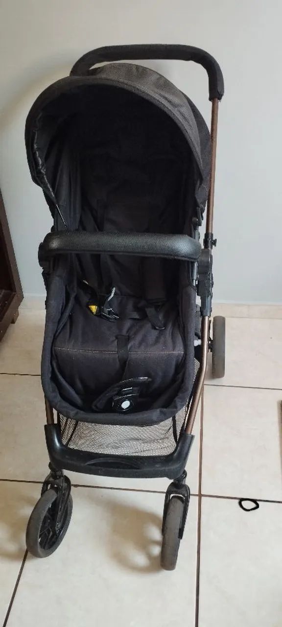 Carrinho de bebê com bebê conforto. Galzerano.
