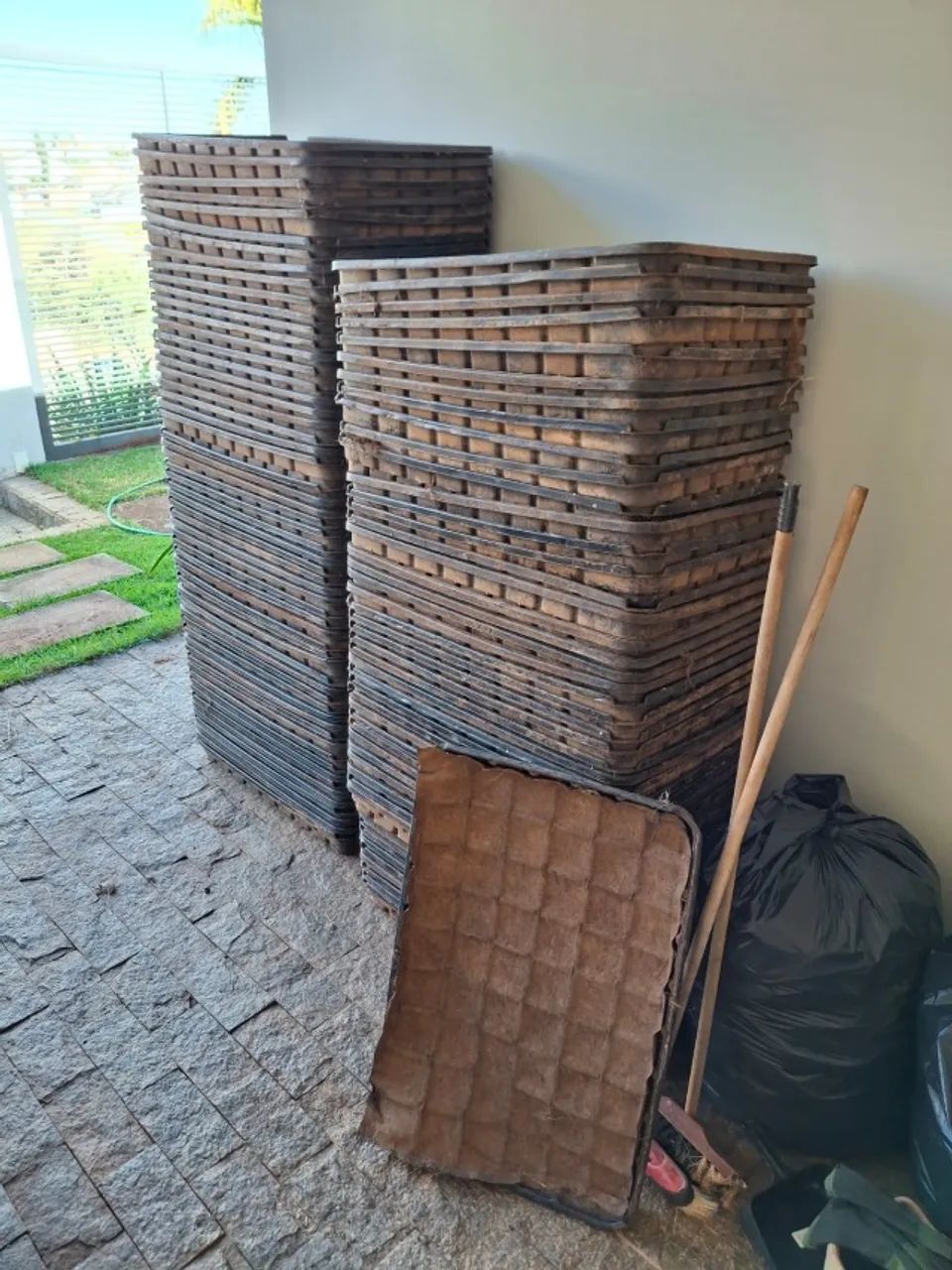 Vende-se 89 bandejas usadas para plantio em hortas, jardins e telhados verdes - Foto 2