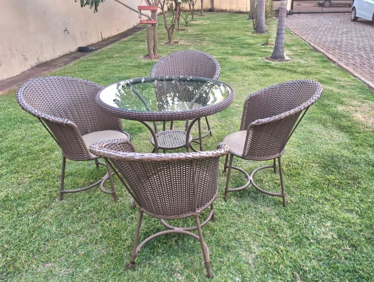 Conjunto Mesa e Cadeiras Acolchoadas  - Foto 2