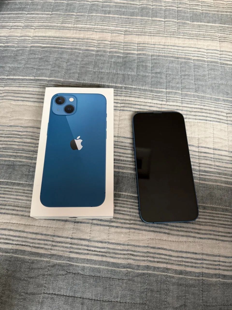 iPhone 13 azul em bom estado 