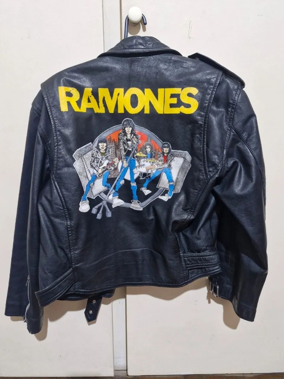 Jaqueta de Couro Customizada (Ramones) Usada - Foto 2
