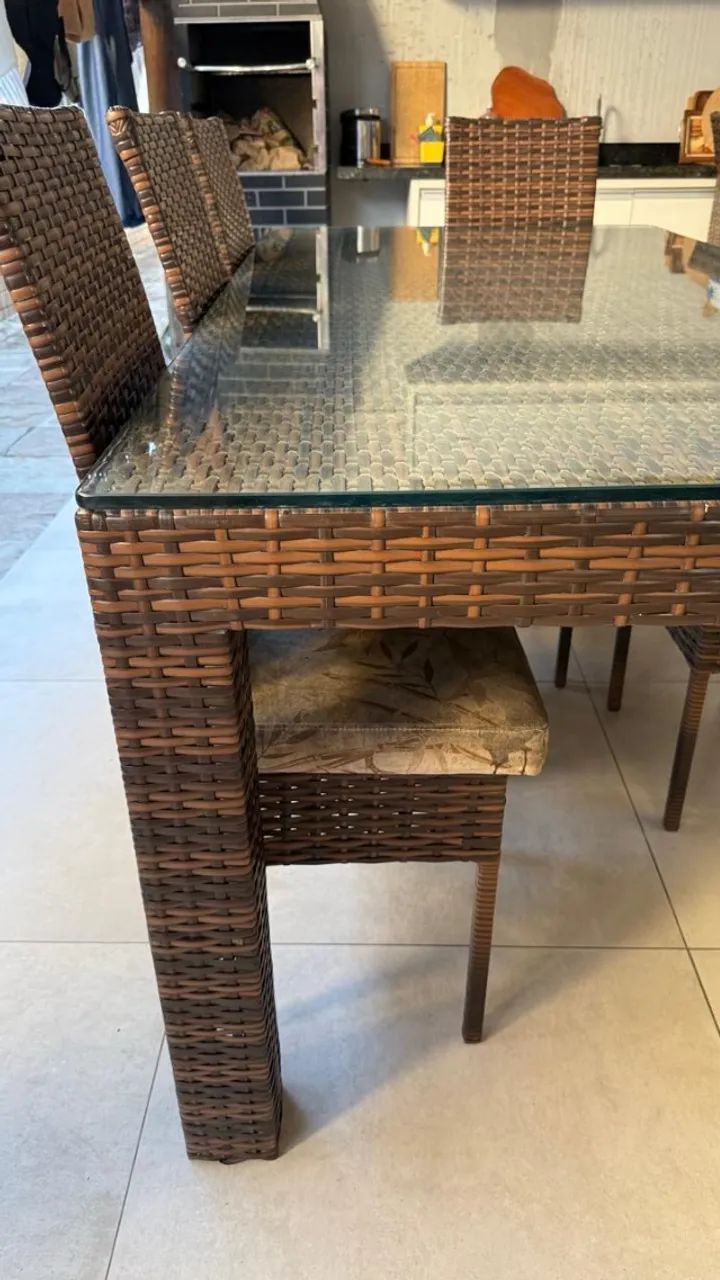 Mesa de Jantar retangular com 8 lugares, tampo de vidro e 8 cadeiras e acabamento em Vime - Foto 4