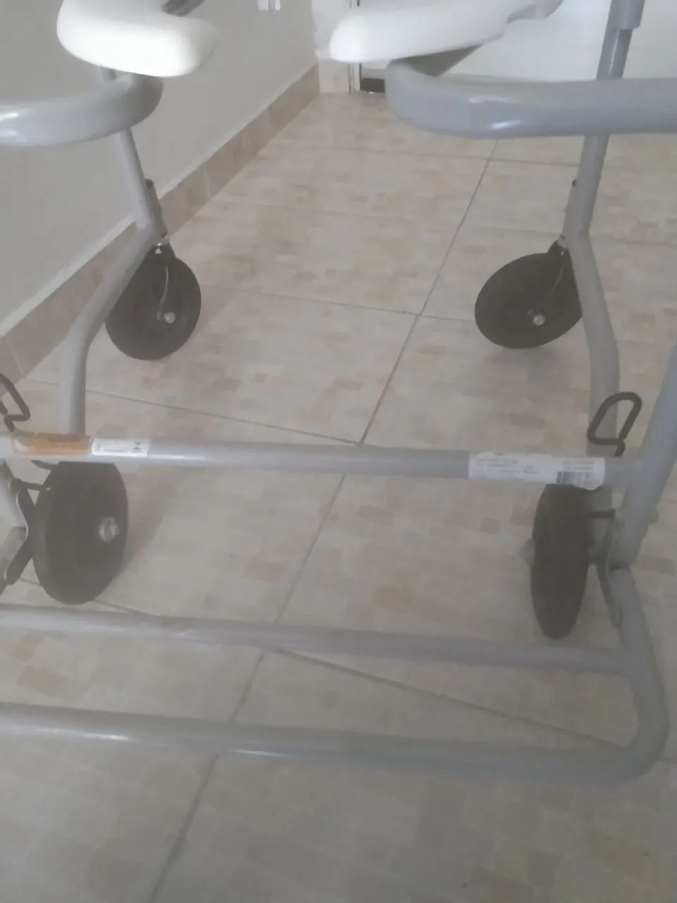 Cadeira pra banho. 150kg praticamente nova. - Foto 4