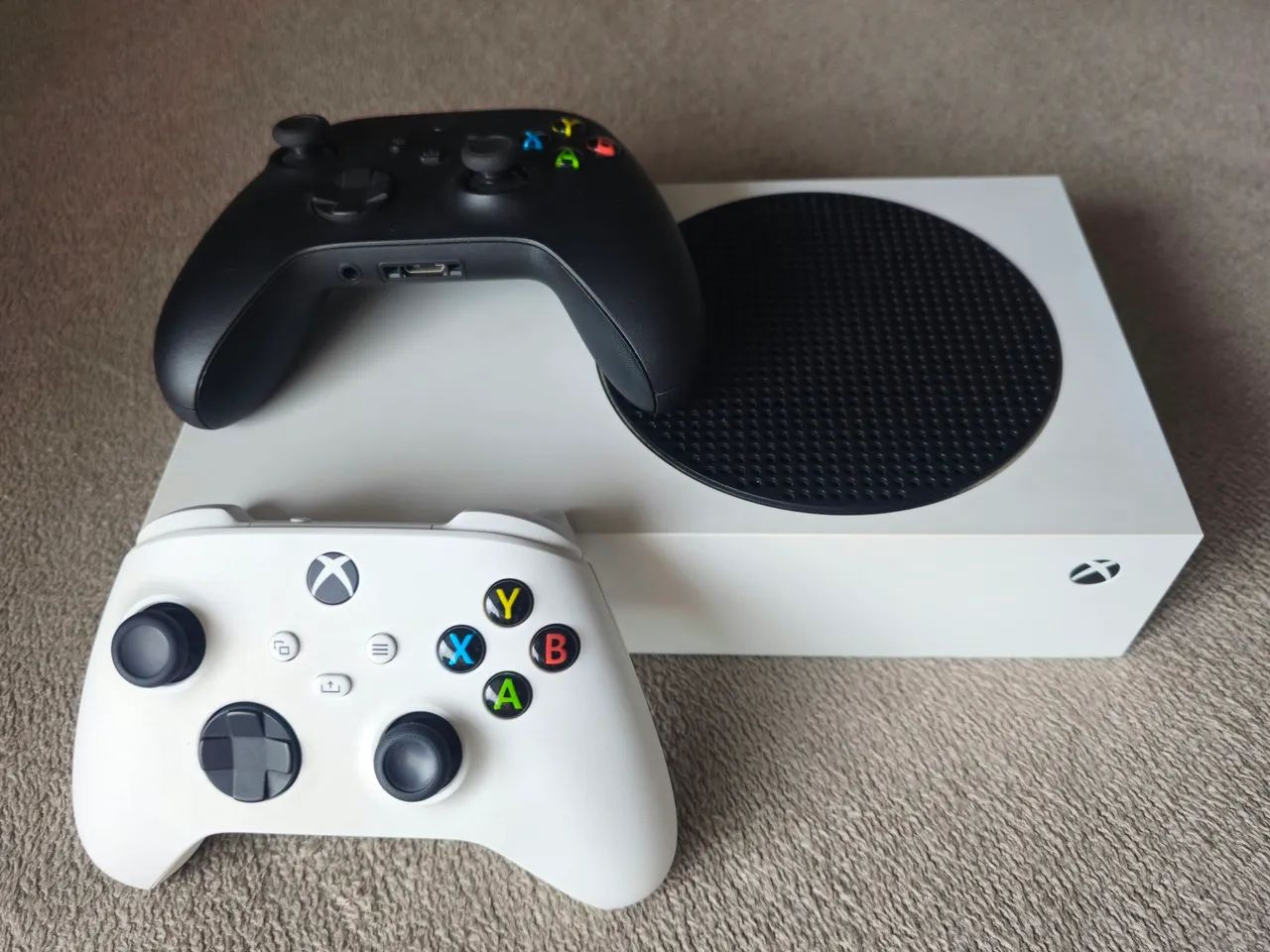 Xbox Series S com 2 controles
