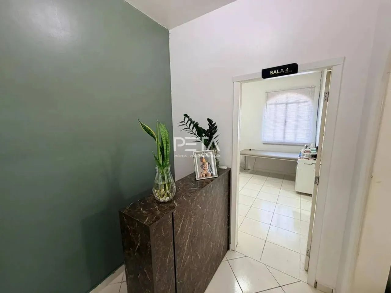 Sala comercial com banheiro interno para área da saúde - CENTRO