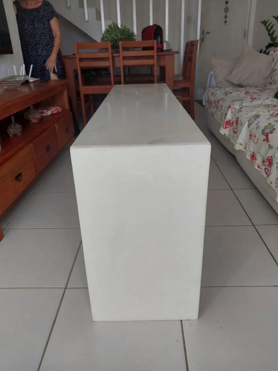 Rack de mármore branco + 2 puffs decorativos - Foto 3