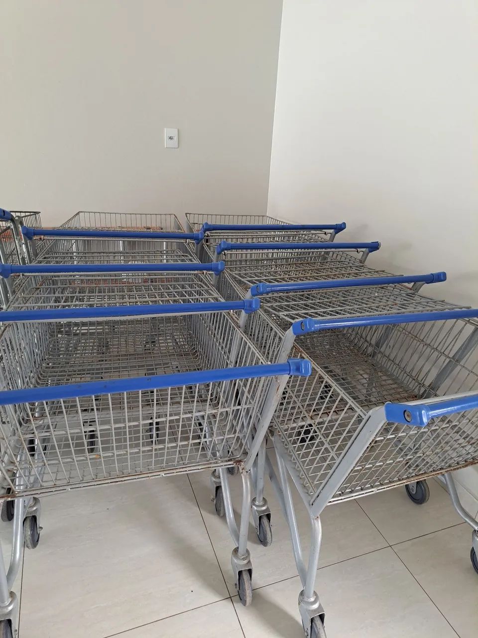 Vende-se carrinhos de supermercado semi-novos - Foto 4