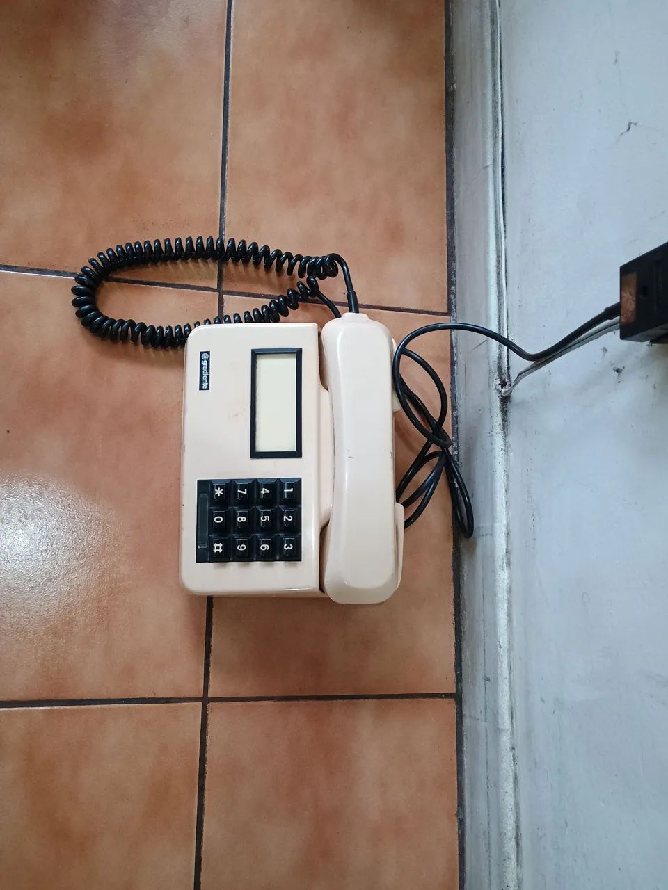 Aparelho telefone antigo.