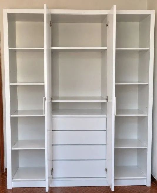 Guarda-roupa branco com gavetas e prateleiras