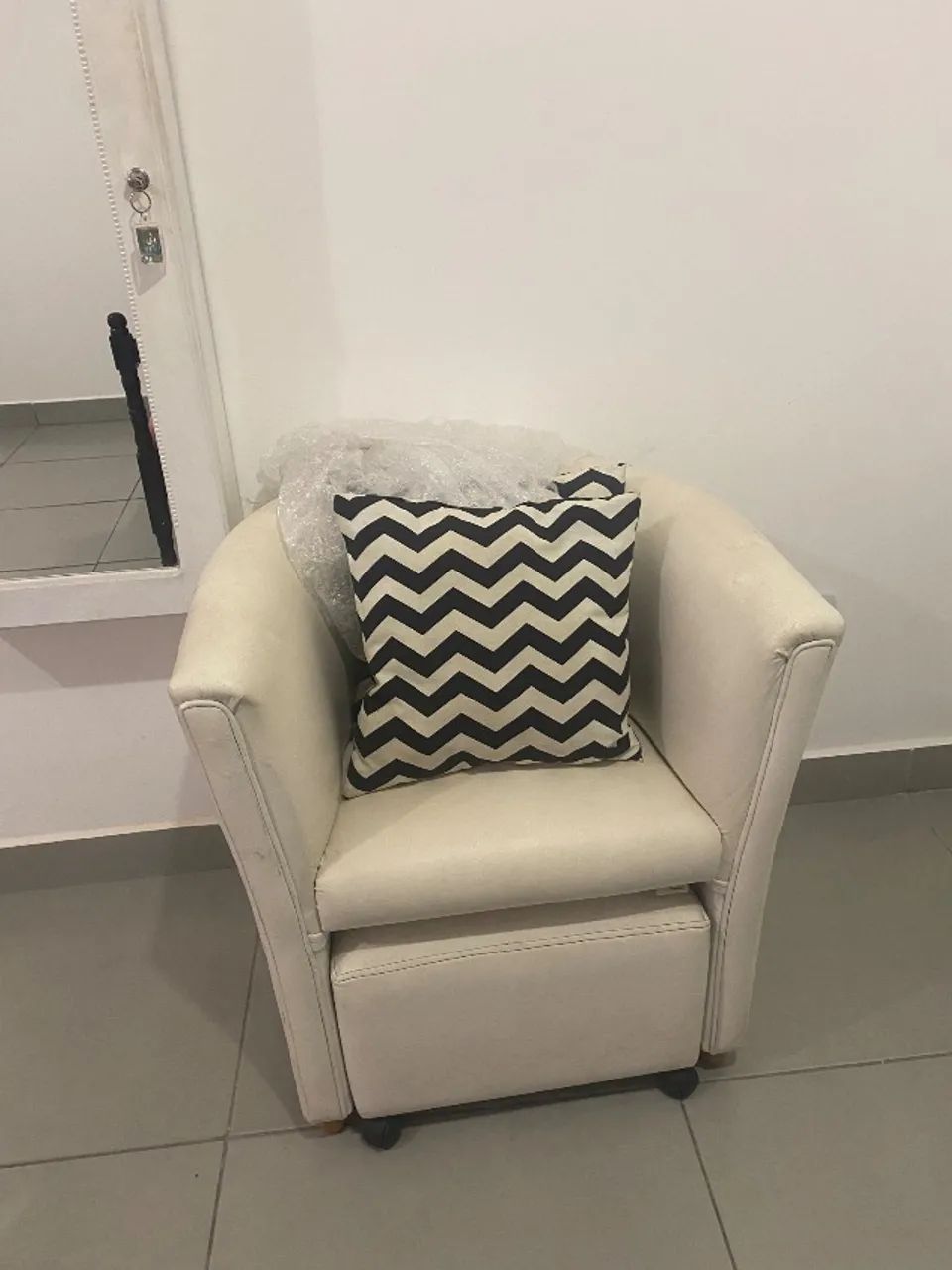 Poltrona de amamentação com puff