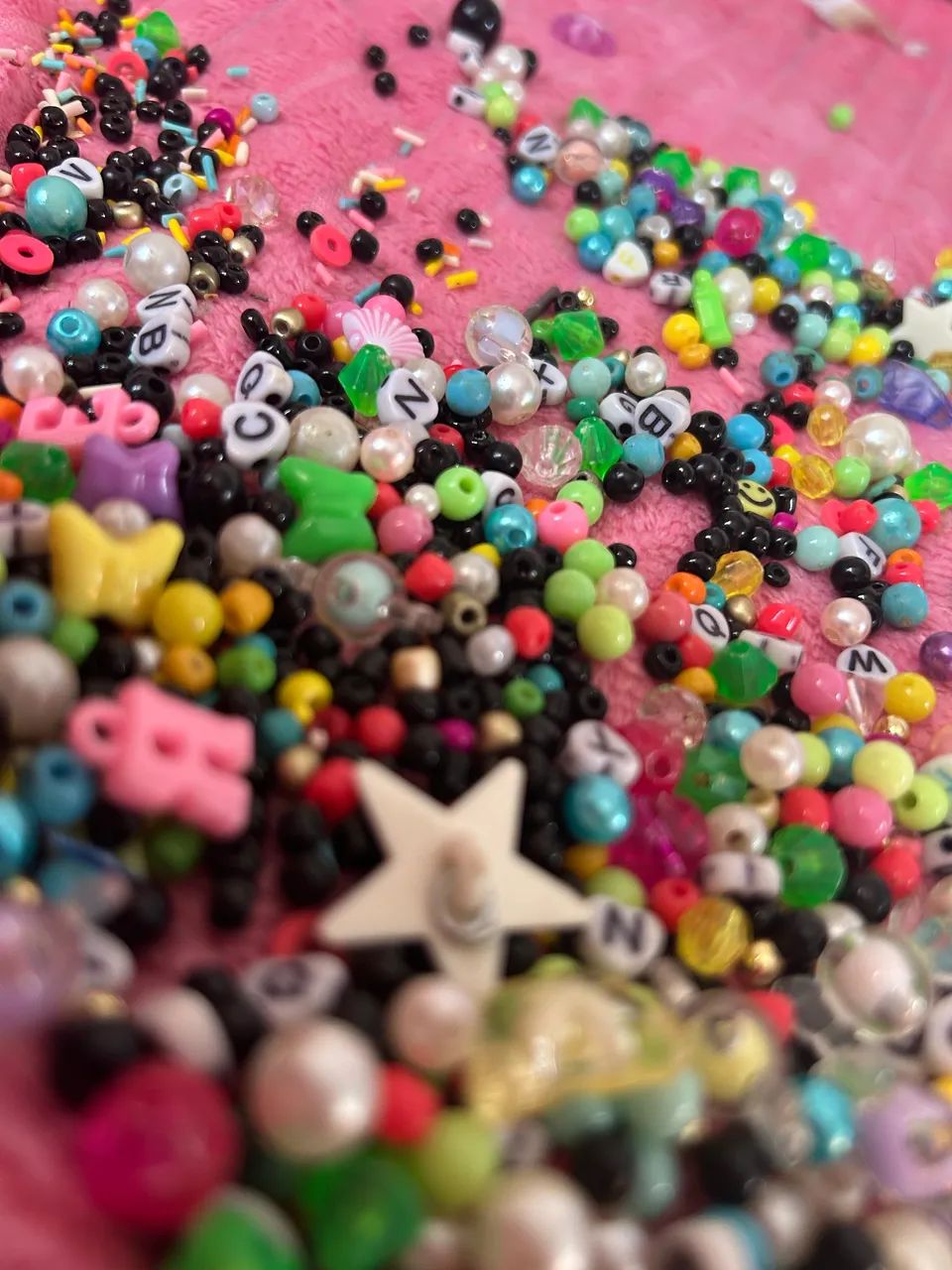 Kit Saco De Miçangas Variadas E Sorteadas Para Pulseiras - Foto 2