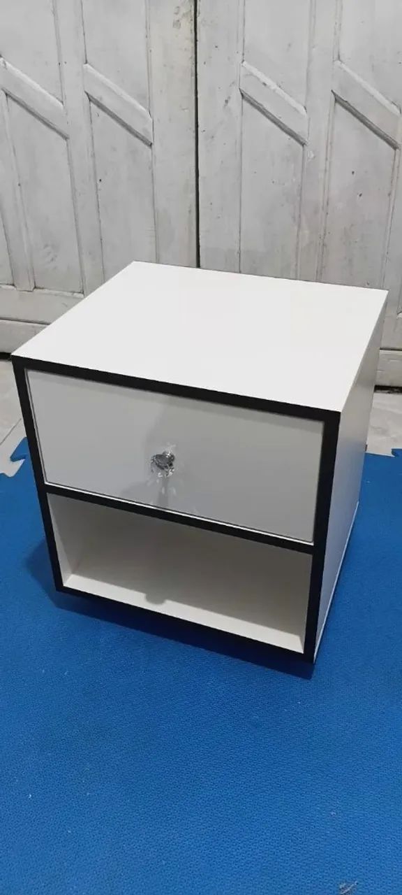 Criado mudo/mesa de cabeceira