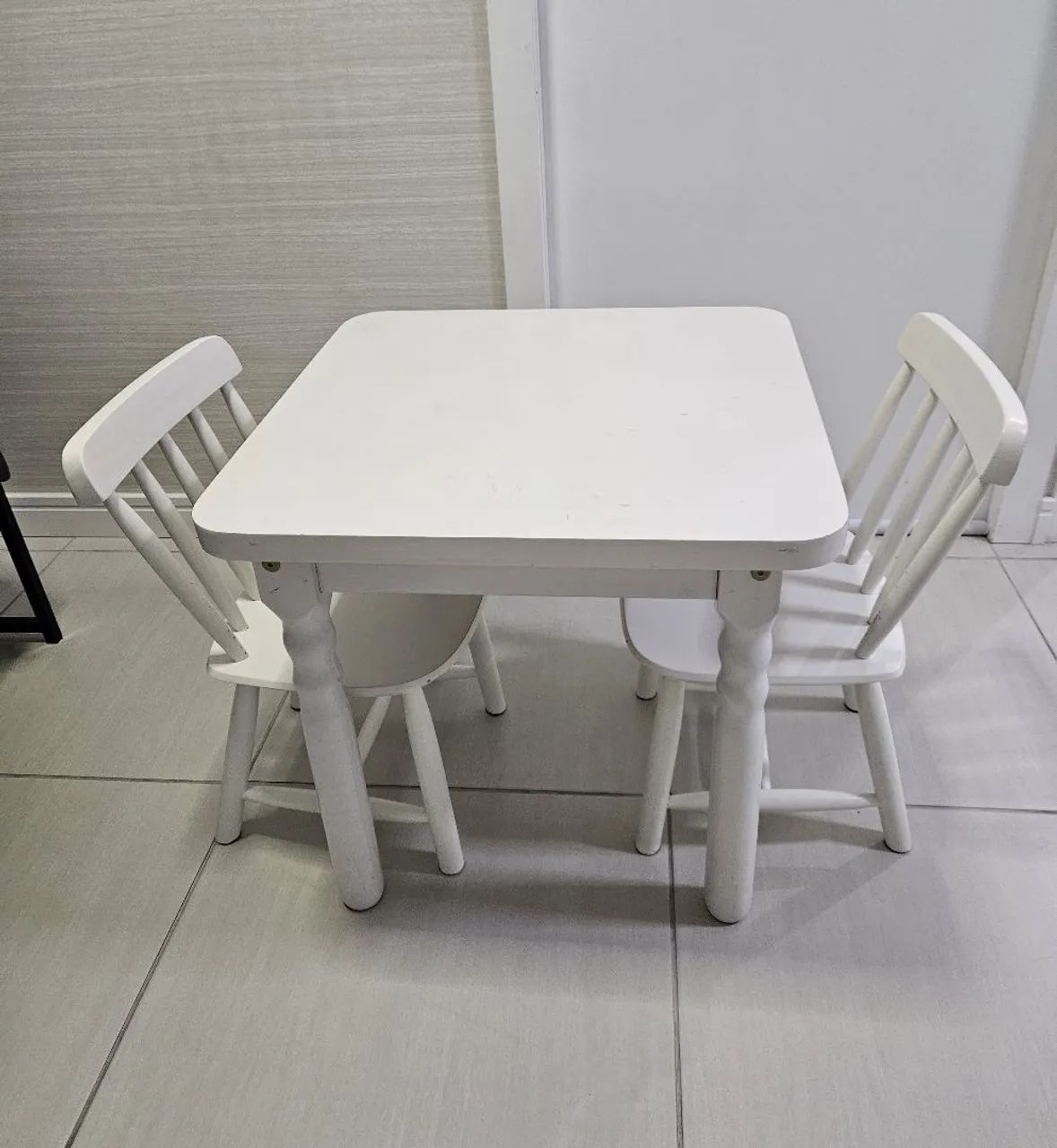 Mesa Infantil com 2 cadeiras - Tok&Stok