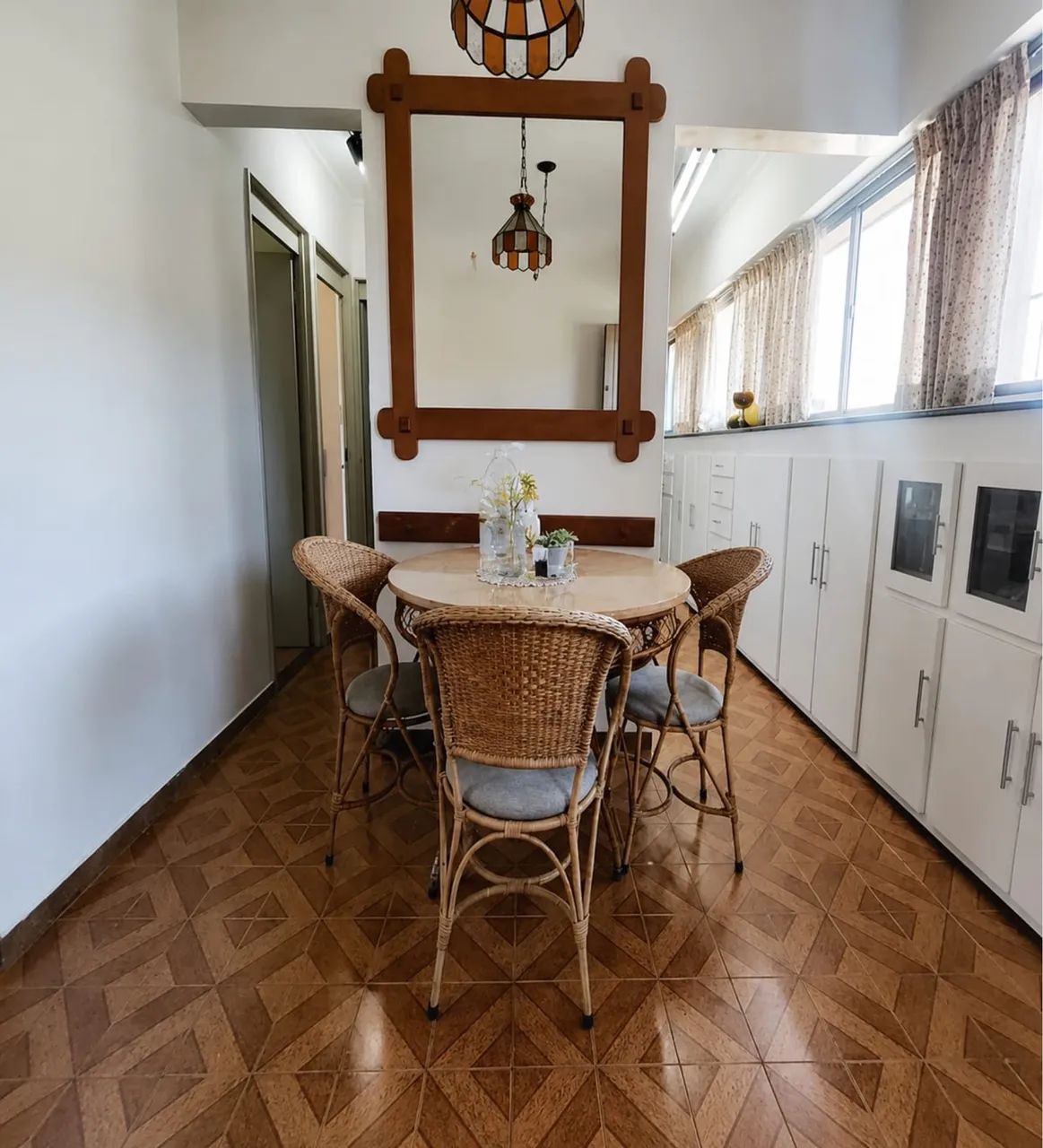 Vendo mesa extensível com 4 cadeiras 