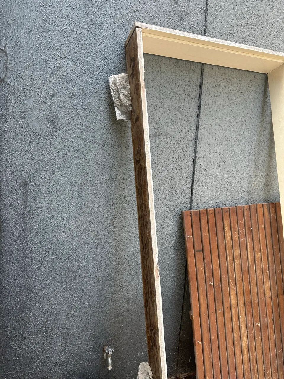 Porta de madeira pintada 2,10 x 0,90