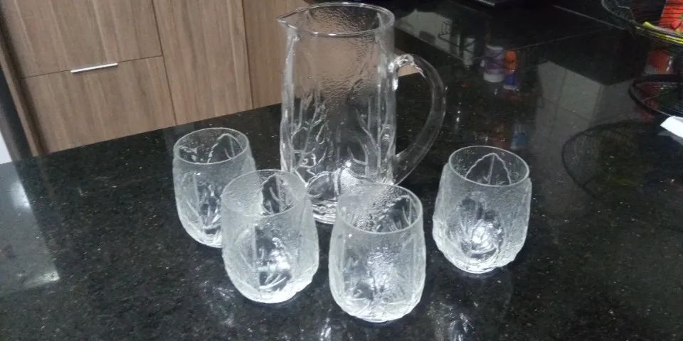 Antiga jarra com copos. Desenho com folhas. Marca Soga - Foto 2