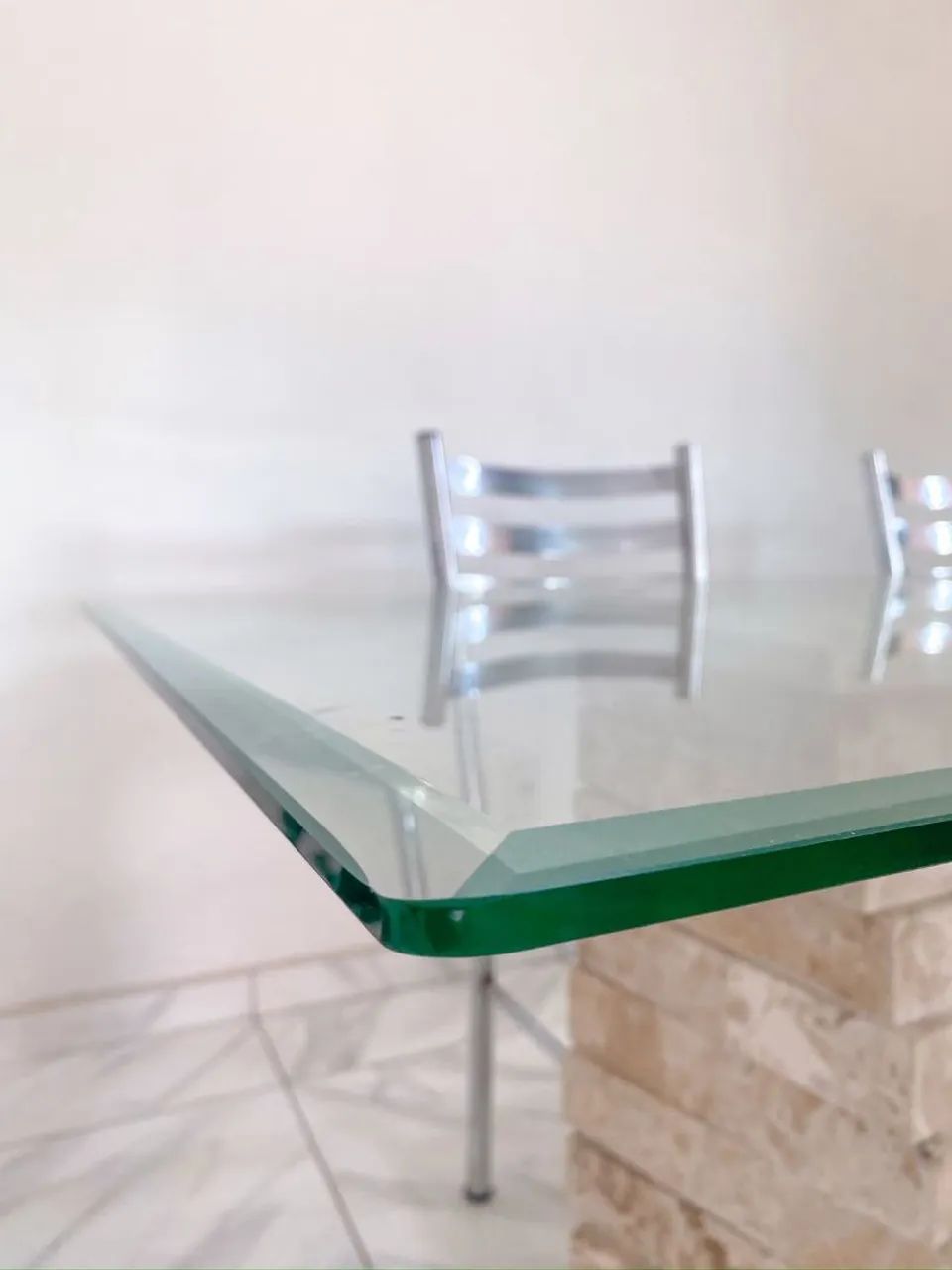 Mesa de vidro com base de pedra escultural - Foto 2