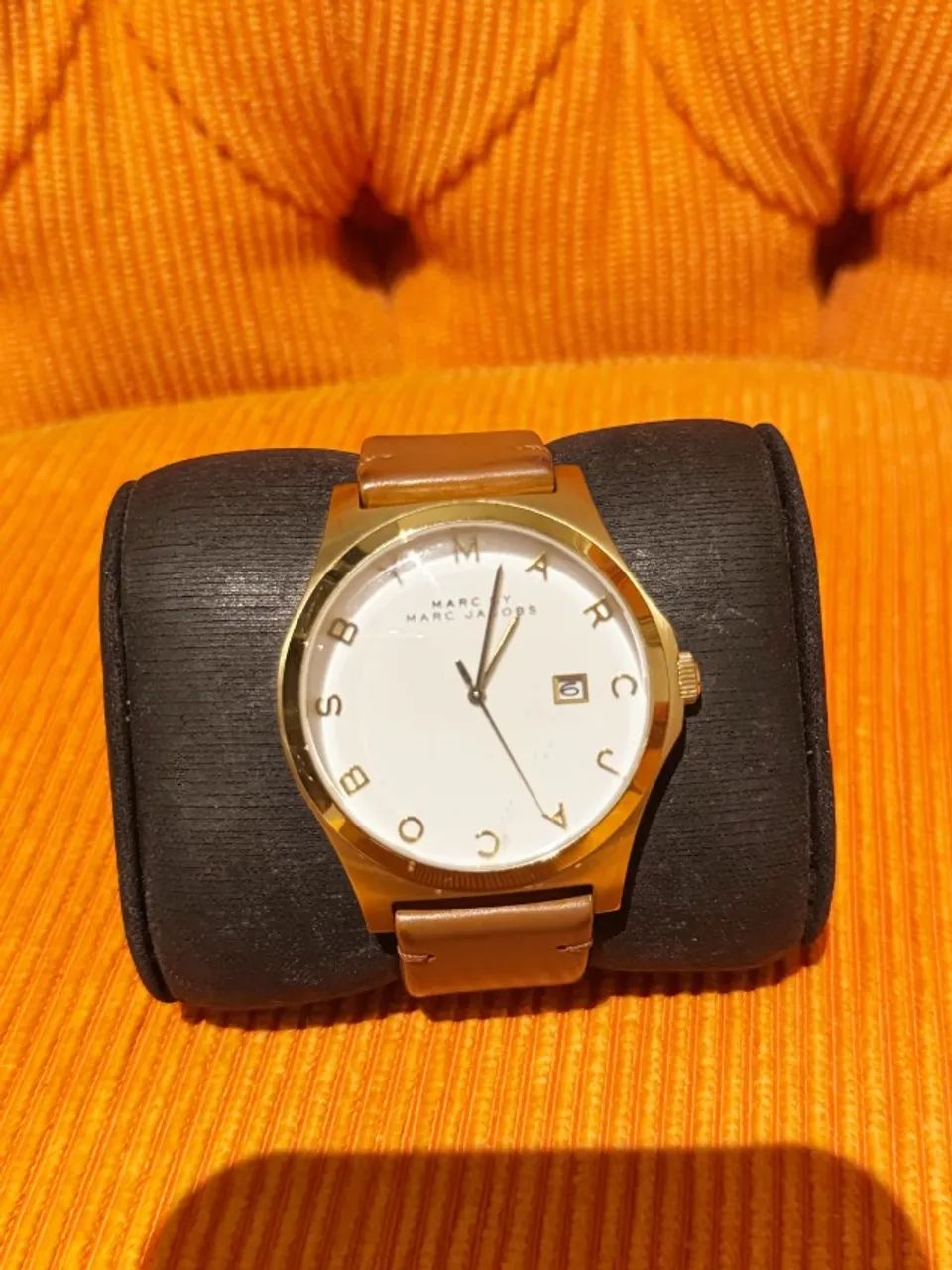 relógio marc jacobs dourado em couro  - Foto 3