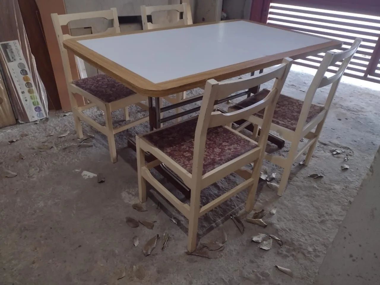 Mesa de madeira  com 4 cadeiras  - Foto 3