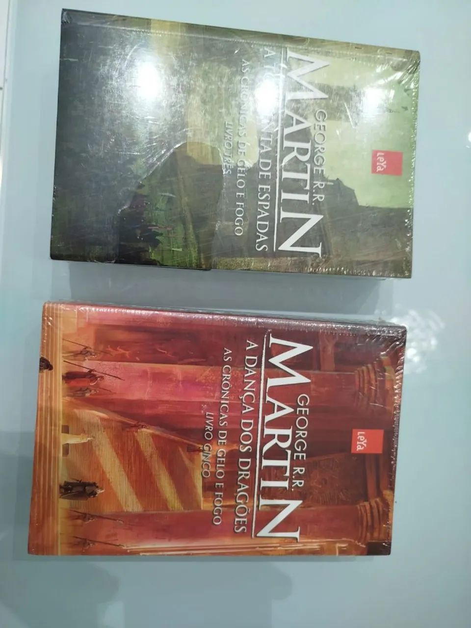 Livros As crônicas de Gelo e Fogo volumes 1, 2 , 3 ,4 e 5 em excelente estado! - Foto 2