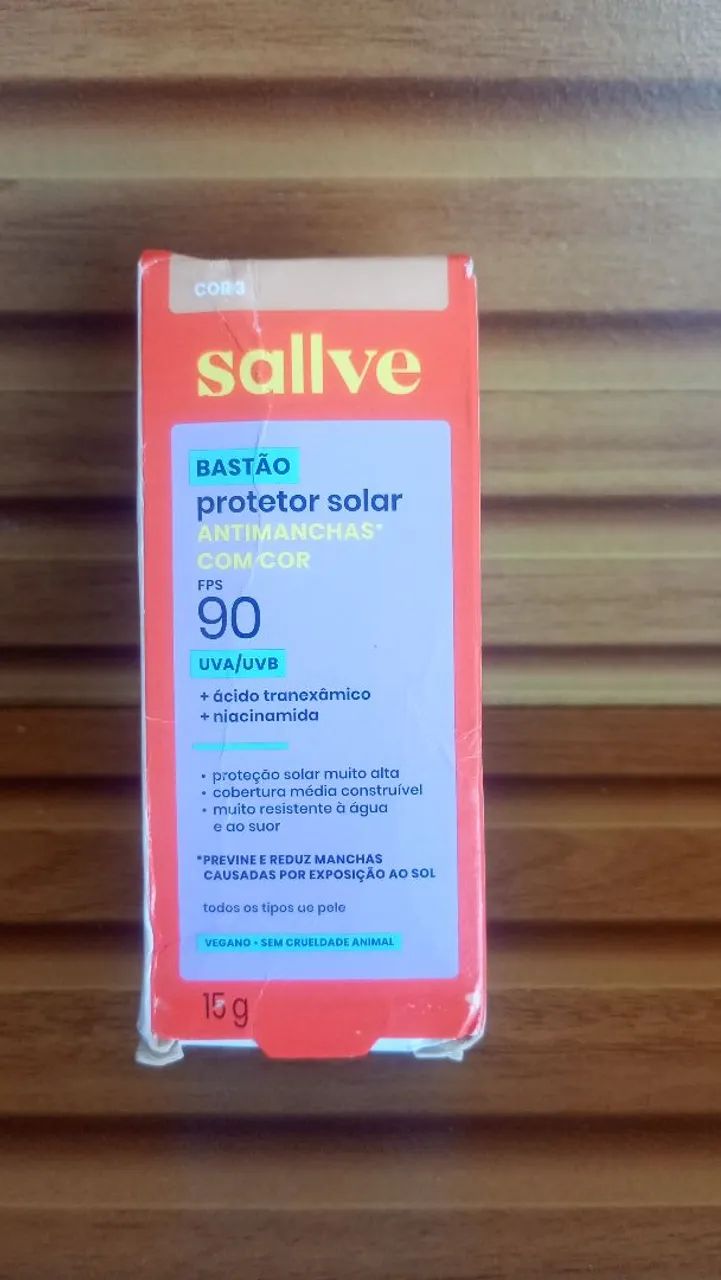 Protetor solar bastão Sallve antimanchas com cor 03