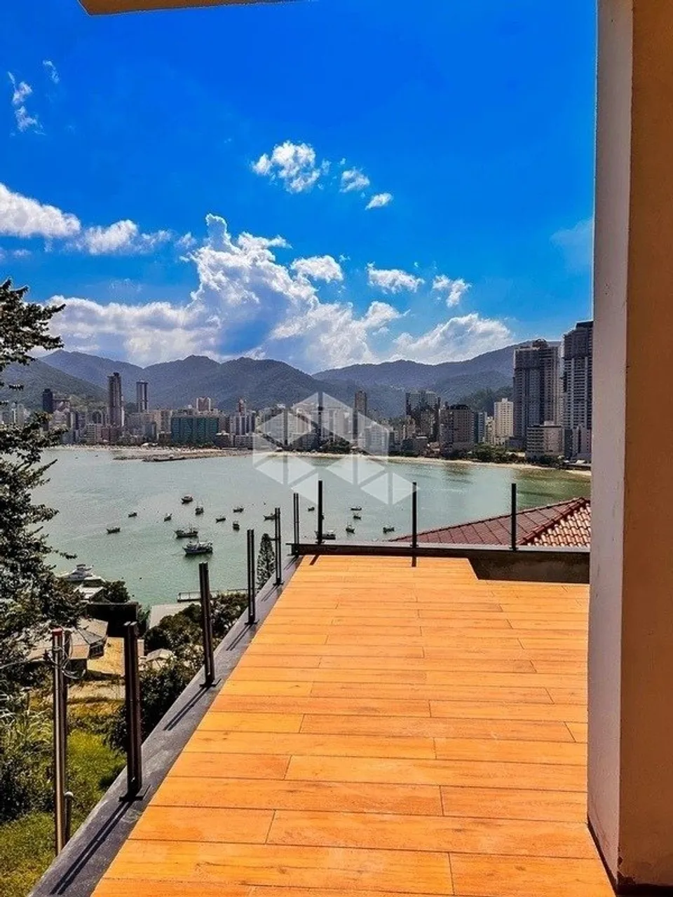 Casa com 4 suítes e 4 vagas de garagem no Canto da Praia em Itapema com espetacular vista 