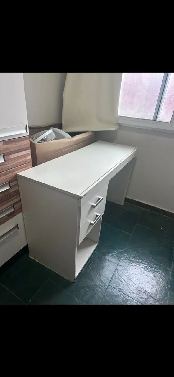 Mesa de estudos com duas gavetas 