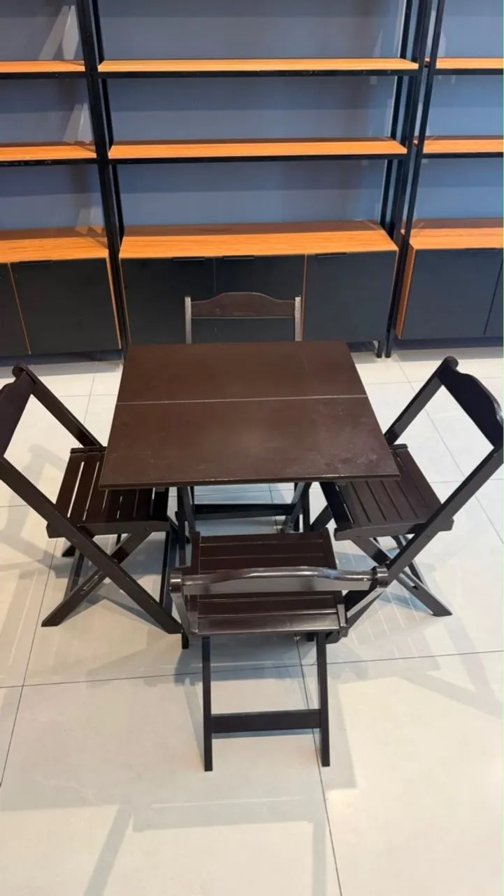 Jogo de mesa madeira com cadeiras 