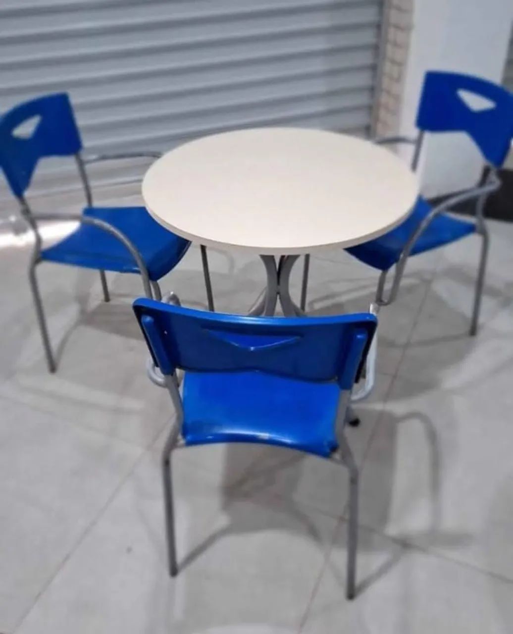 Jogo de mesa com cadeiras (usado com defeito)