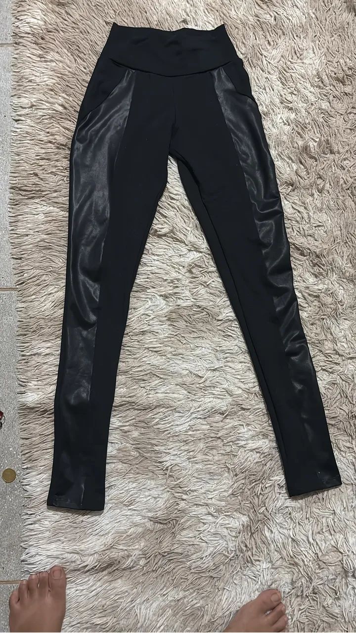 Calça modelo LEGGINGS 