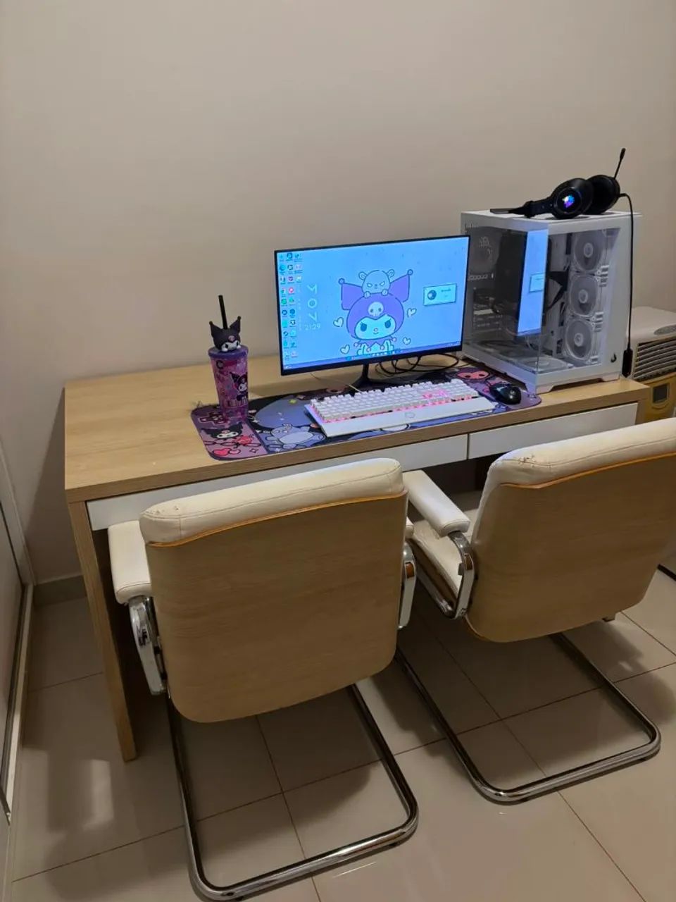 Conjunto de Mesa e Duas Cadeiras Escritório/Consultório Tok&Stok R$1.500,00