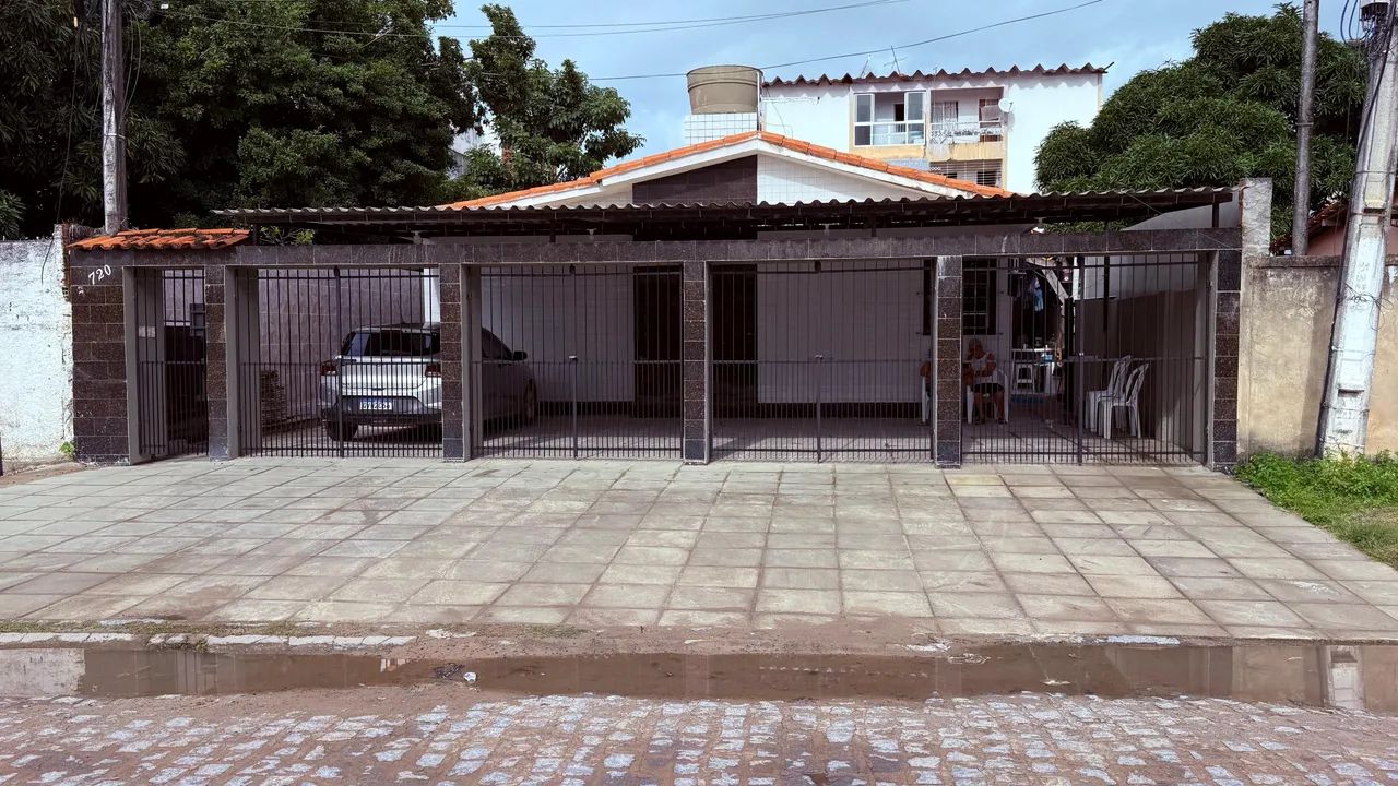 CASA 4 QTOS EM  EXCELENTE LOCALIZAÇÃO E COM RUA CALÇADA  - SEM TAXAS EXTRAS! 