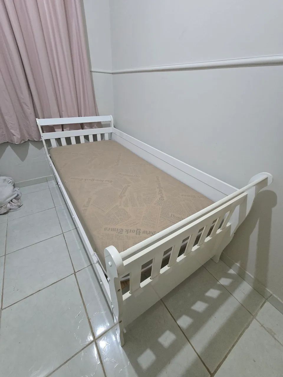 Cama e colchão de solteiro 