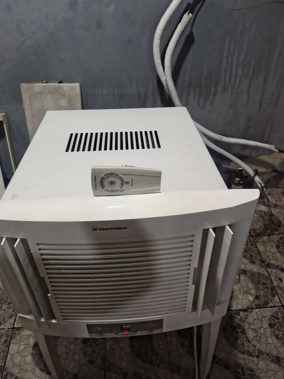 Vendo ar condicionado Electrolux 10.000 btu com controle remoto funcionando perfeitamente - Foto 2