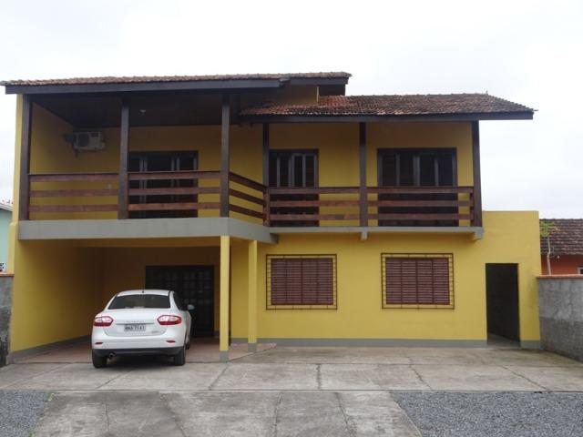 Lindo sobrado, 04 dormitórios, 03 banheiros, terreno todo murado