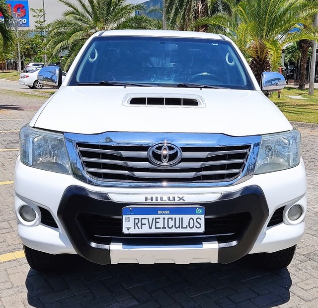 HILUX SRV 12/12 AUTOMÁTICA, DIESEL, 4X4, PNEUS NOVOS, CARRO EXTRA!