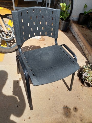 Cadeira de plástico com aço resistene - Foto 2