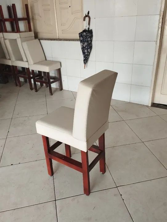 Banqueta de madeira com assento estofado - Foto 3