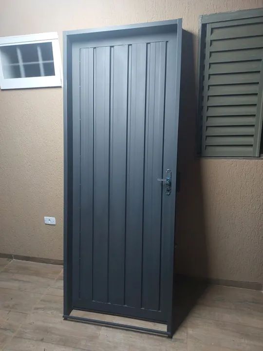 Porta de Ferro resistente e Nova