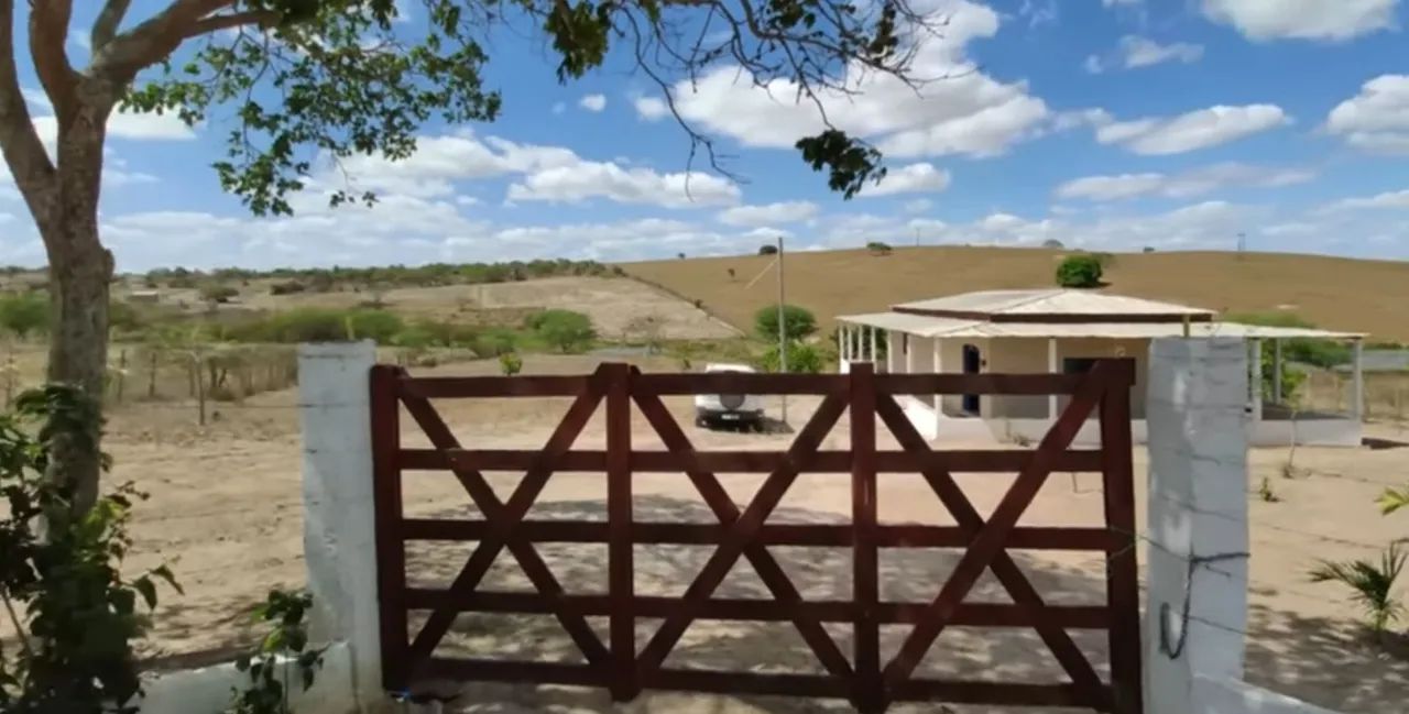 Vendo Sítio de porteira fechada c/Casa, Pomar, Nascente e Área Verde.