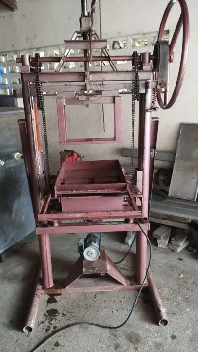 Maquina de fazer blocos de concreto (Valor para desocupar espaço ) Troco...