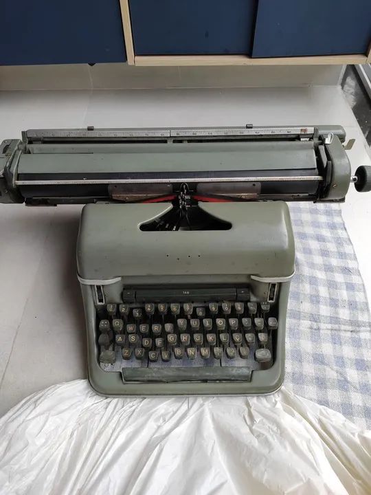 Máquina de escrever Olympia64661944129794122