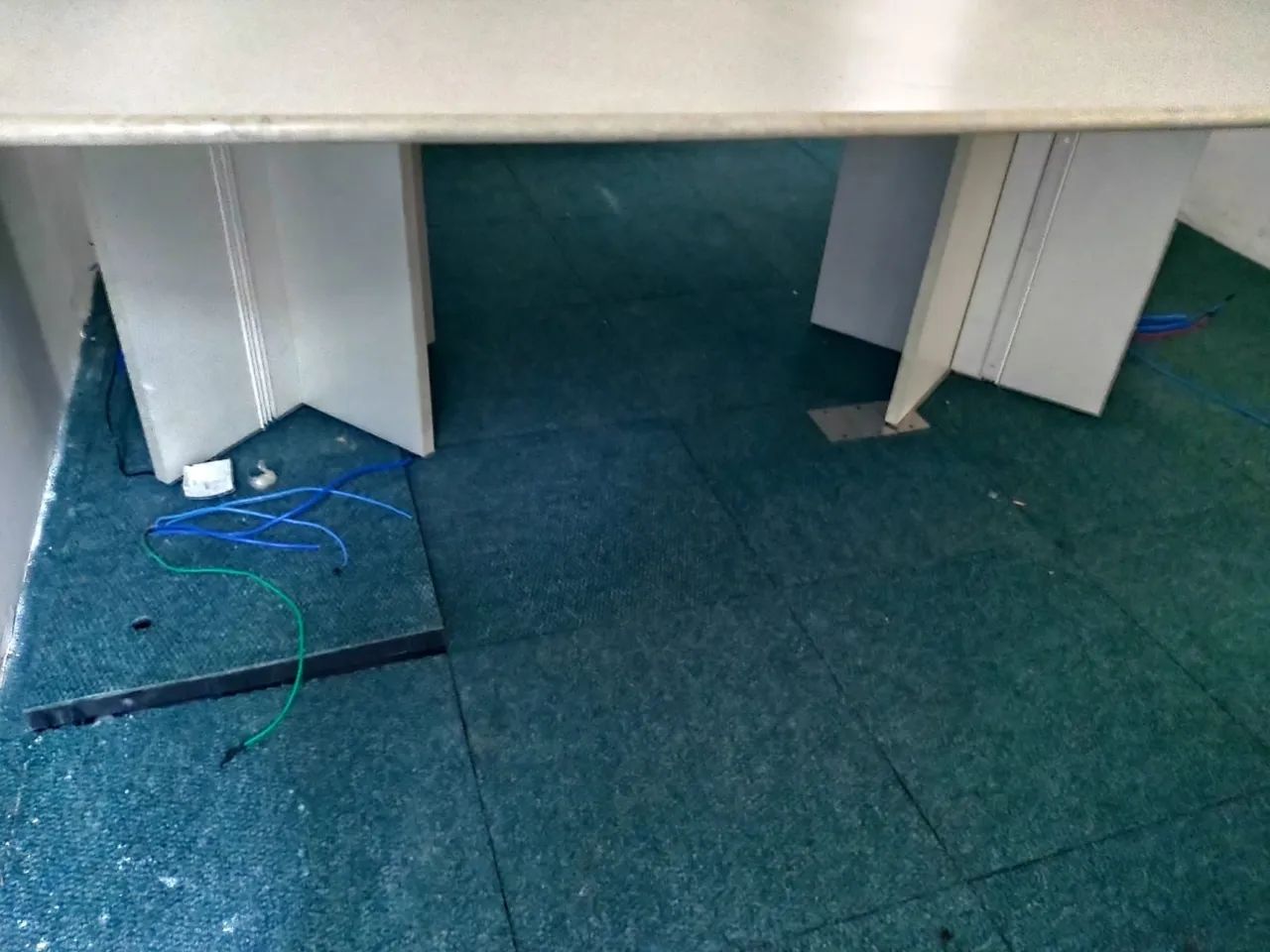 Mesa de reunião, Mdf, tem 2,415m, otimo estado e qualidade. - Foto 3
