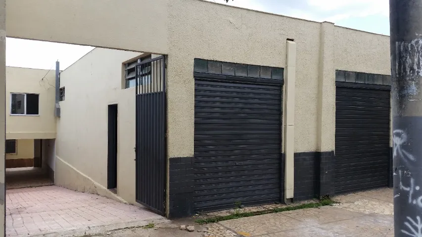 Sala comercial com apartamento de três quartos sobreloja (Anápolis- GO)