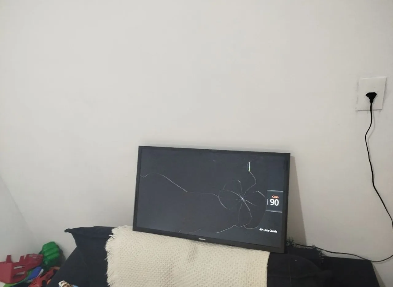 TV Samsung com tela danificada