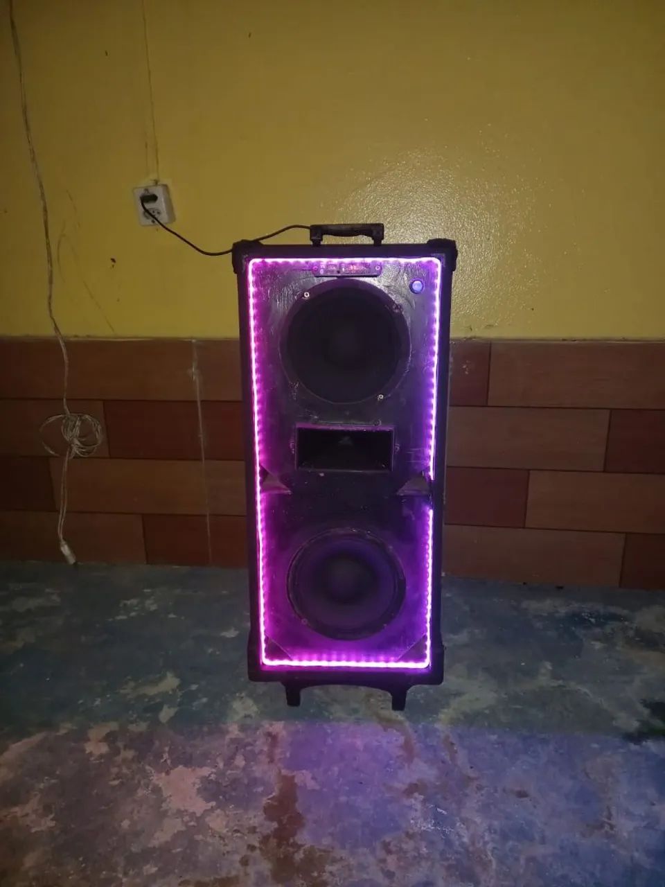 Caixa de som montada.64520764913410121