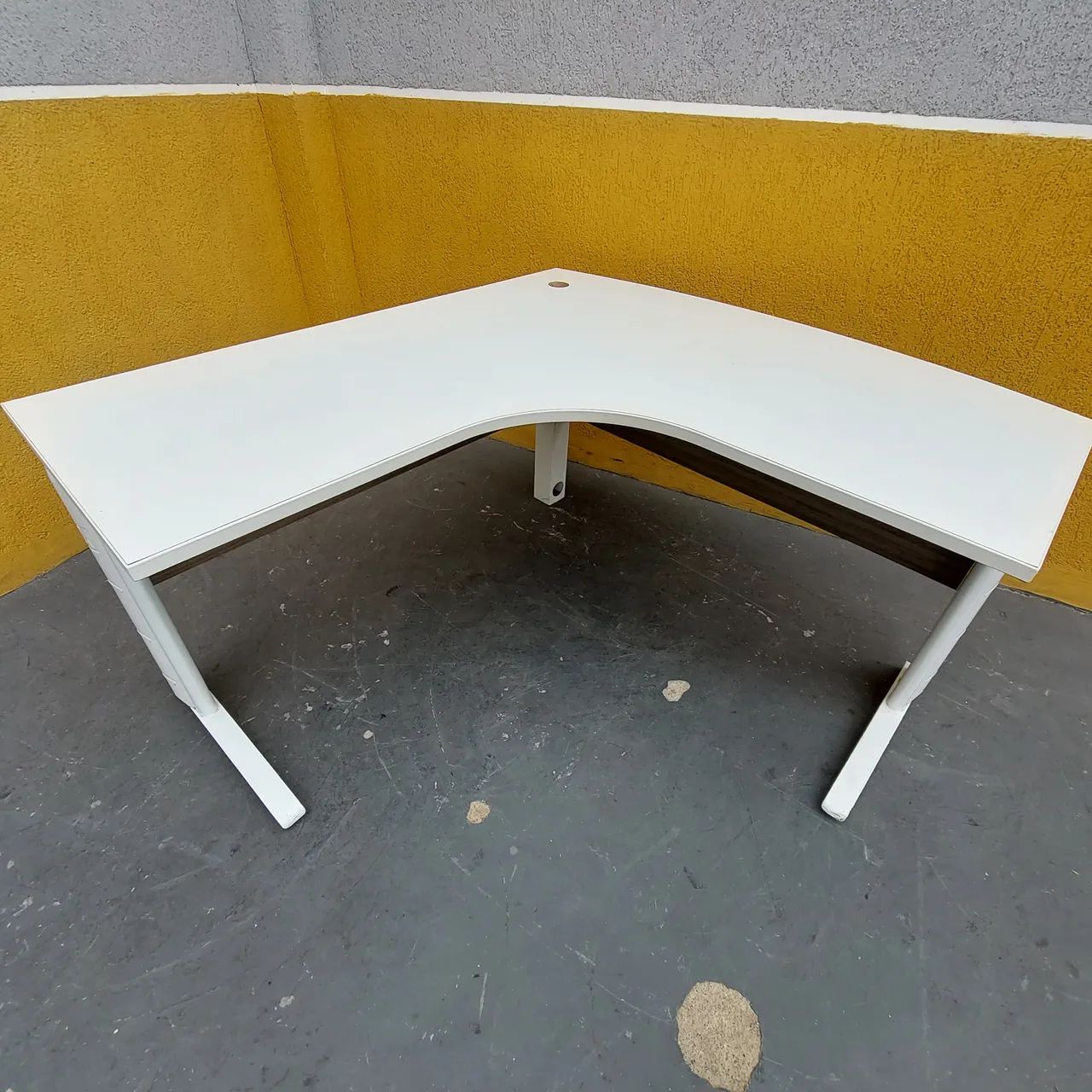 Mesa escritorio em L curvada - Foto 4