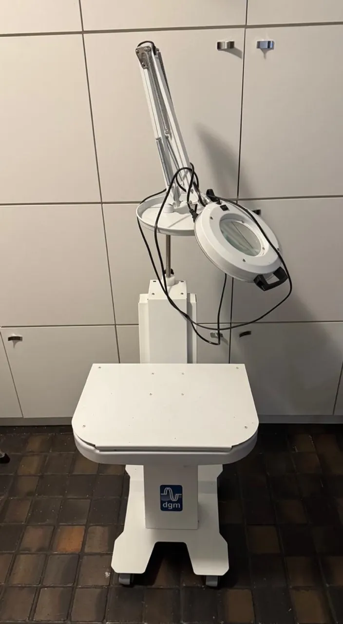 Lupa com iluminação para procedimentos estéticos e dermatológicos